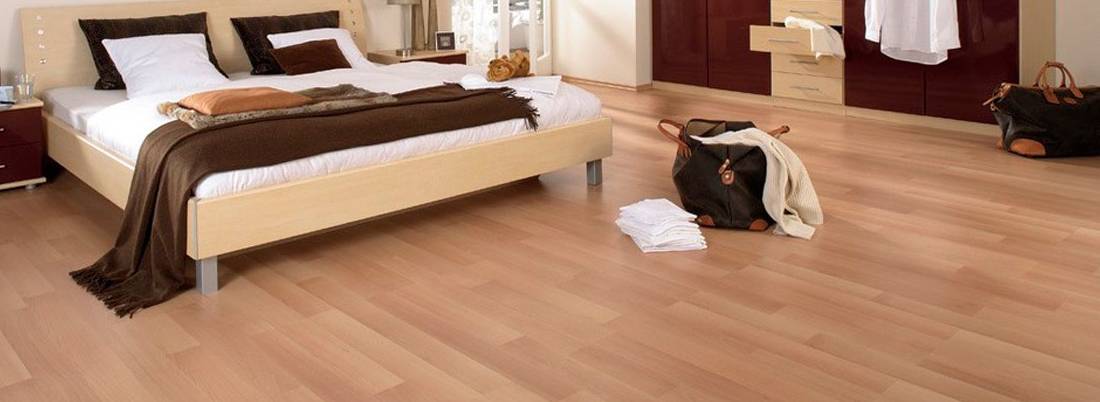 habitación decorada con parquet