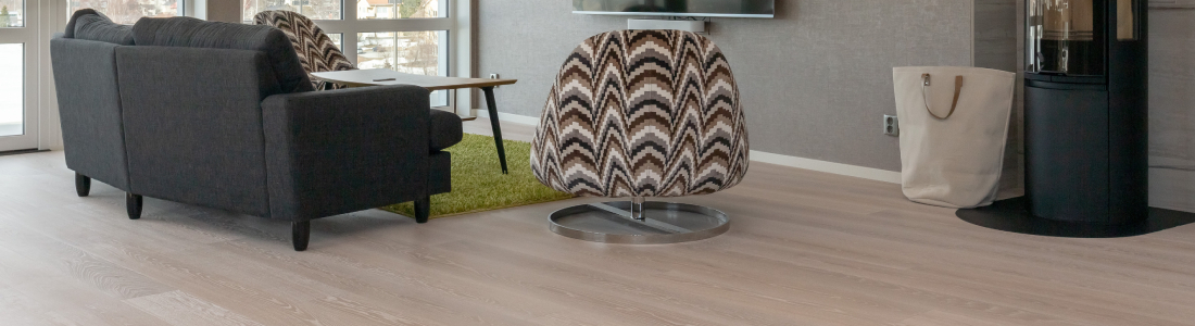 salón con tarima de madera